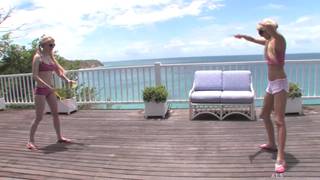 Deux fille qui se masturbe après avoir joué au badminton