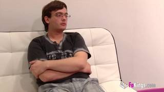 Jeune beurette mince baise un mec devant son petit copain !