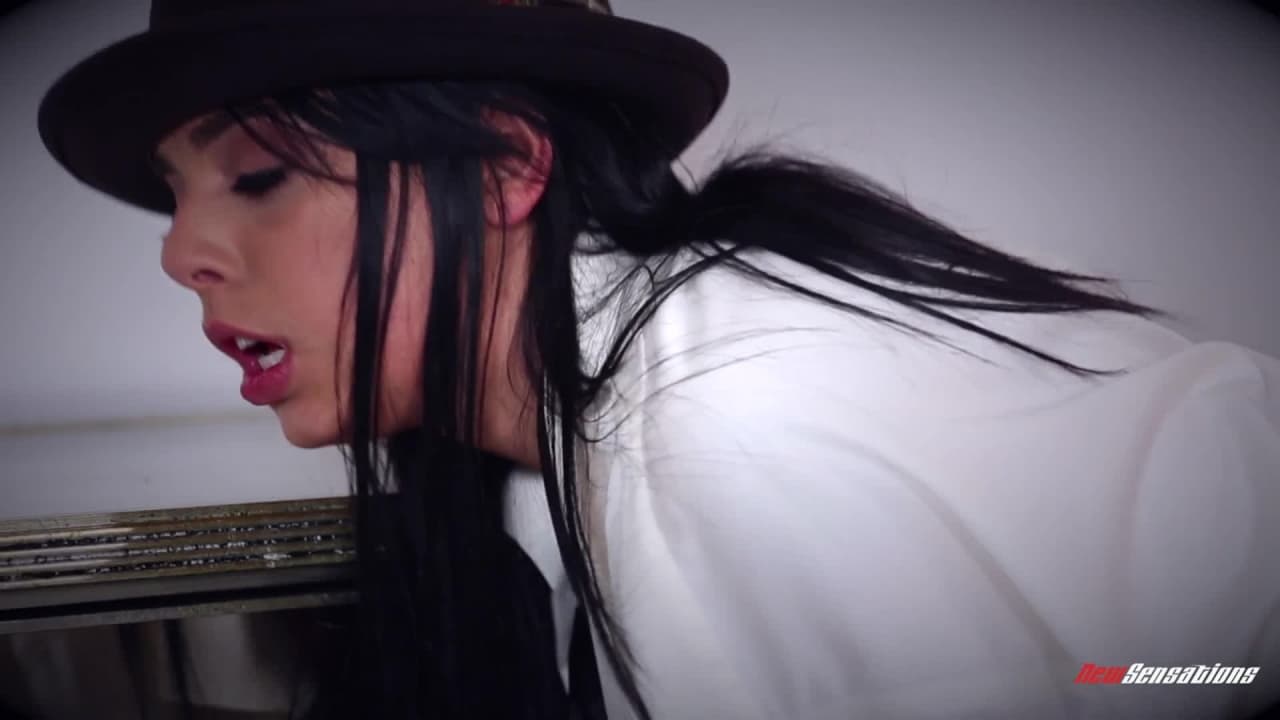 Gina Valentina baise un ami à la maison