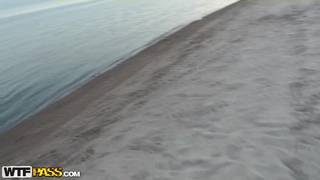Jeune fille au lingerie sexy baise au près de la mer
