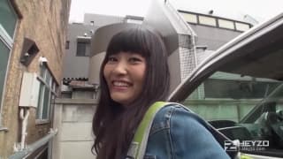 Japonaise suce dehors et baise jusqu'au creampie !