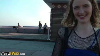 La jeune fille se fait baiser avec ses collants résille sur le sable