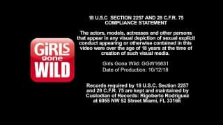 Vienna enfonce le vibro pour des orgasmes sur la table de billard