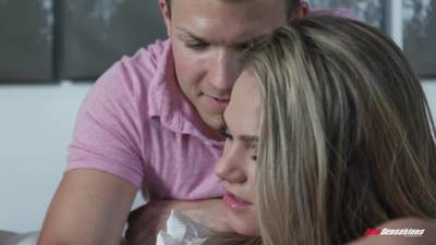 Une baise devant le mec cuckold de Athena Faris