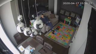 Le mec baise la babysitter en levrette !