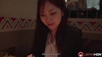 Jeune japonaise reçoit une dose de sperme en bouche