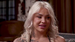 MILFs Abby Rose et Nichole Saphir vont s'amuser dans ce plan à trois !
