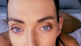 La maigrichonne se met à poil et s’enfonce un jouet dans la chatte