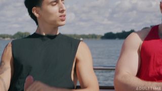 Deux potes gay se branlent ensemble sur un bateau