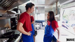 Jeune salope pompe ses deux collègues du food truck